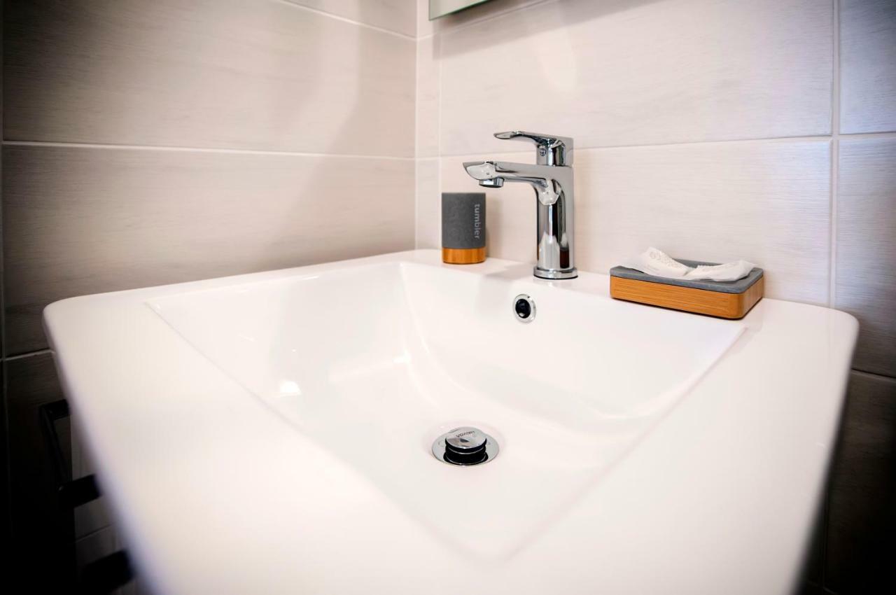 Studio Apartment Noah โรวีน ภายนอก รูปภาพ