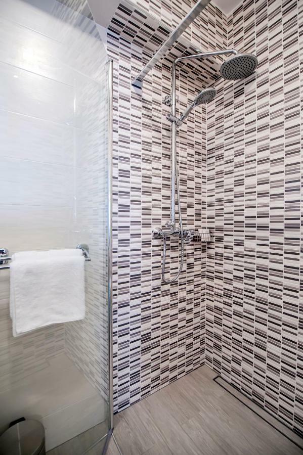 Studio Apartment Noah โรวีน ภายนอก รูปภาพ